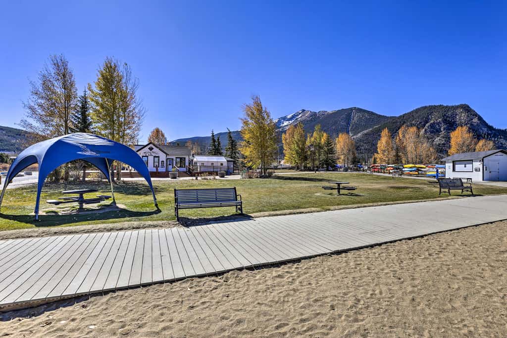 8 Mi to Copper Mtn: Dtwn Frisco Retreat w/ Deck!