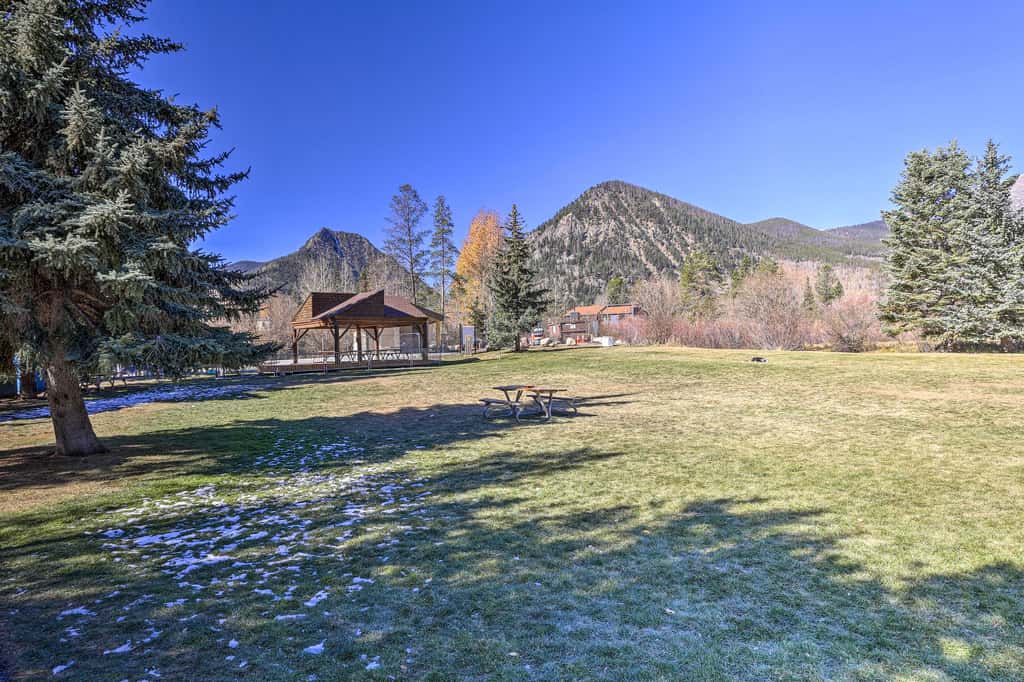 8 Mi to Copper Mtn: Dtwn Frisco Retreat w/ Deck!