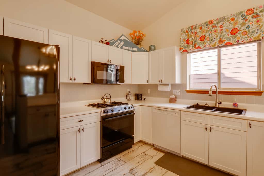 8 Mi to Copper Mtn: Dtwn Frisco Retreat w/ Deck!
