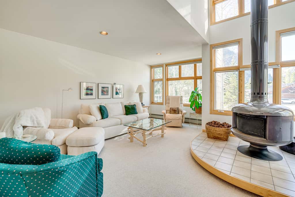 Mtn-View Deck, Workspace! Walkable Frisco Condo