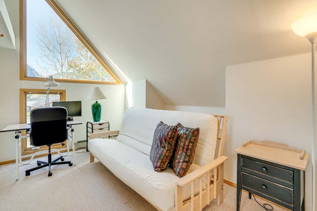 Mtn-View Deck, Workspace! Walkable Frisco Condo