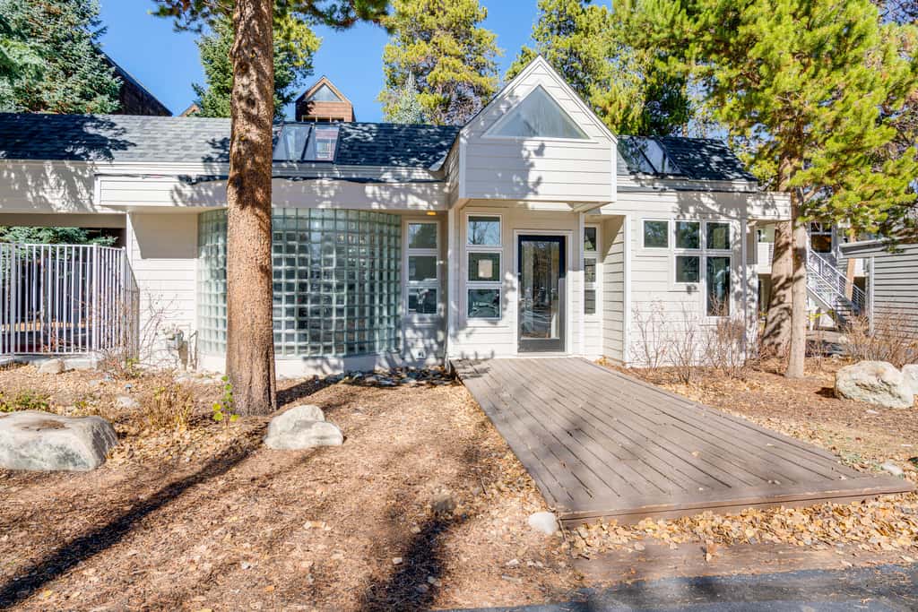 Mtn-View Deck, Workspace! Walkable Frisco Condo