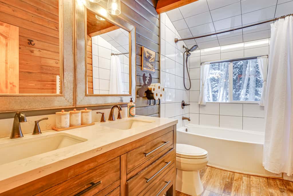 5 Mi to Breckenridge Ski Resort: Cozy Wood Cabin!