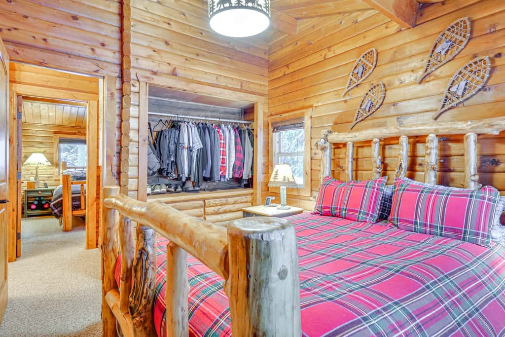 5 Mi to Breckenridge Ski Resort: Cozy Wood Cabin!