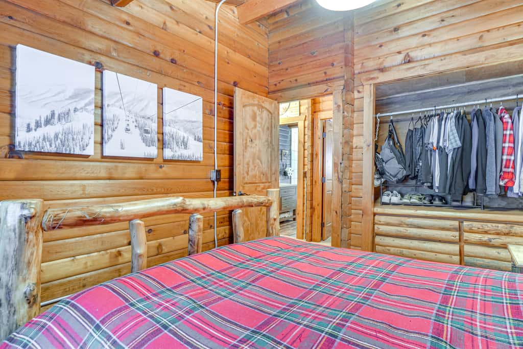 5 Mi to Breckenridge Ski Resort: Cozy Wood Cabin!