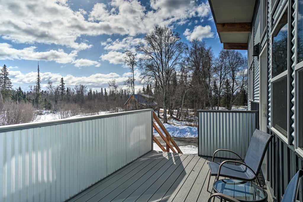 Northern Light Views! Family Apt w/ Deck in Homer
