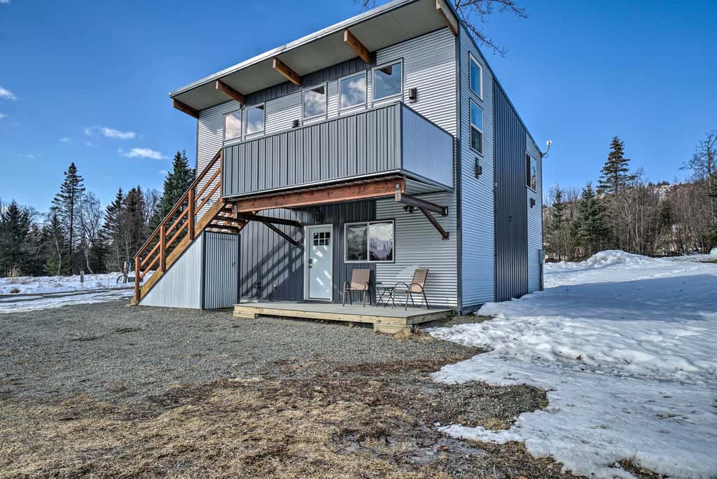 Northern Light Views! Family Apt w/ Deck in Homer