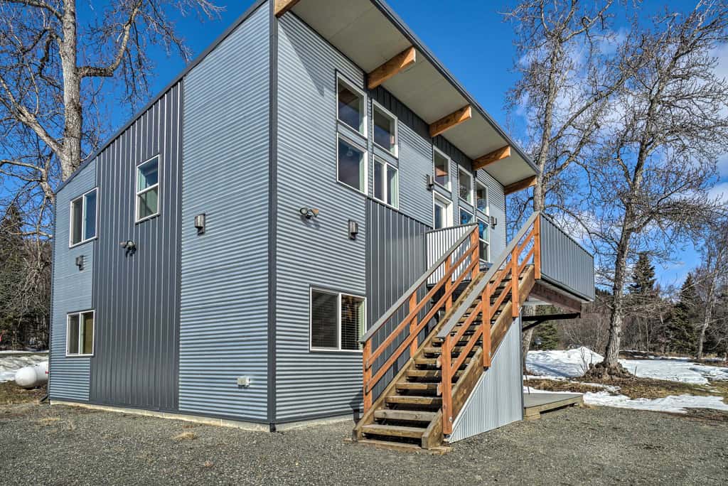 Northern Light Views! Family Apt w/ Deck in Homer