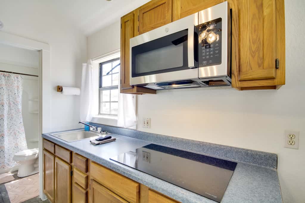 Charming Biloxi Studio w/ Community Pool & Lake!