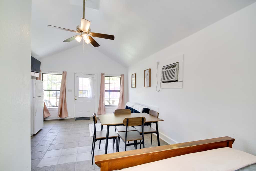 Charming Biloxi Studio w/ Community Pool & Lake!