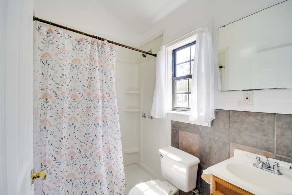 Charming Biloxi Studio w/ Community Pool & Lake!