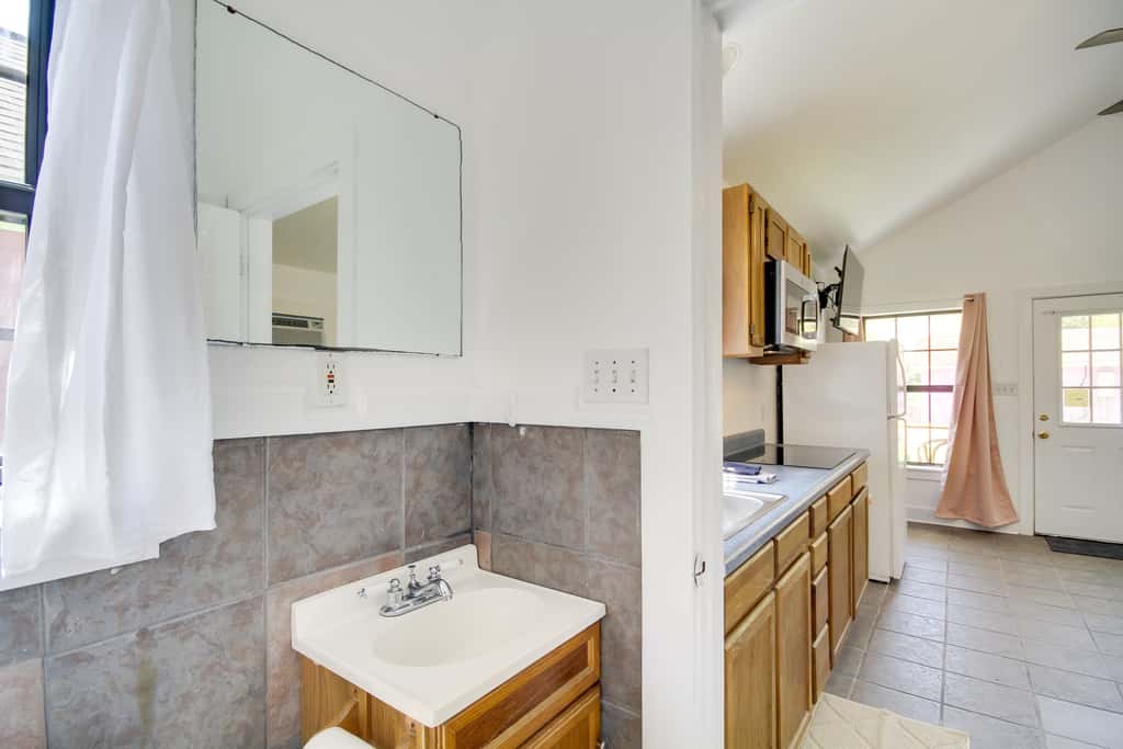 Charming Biloxi Studio w/ Community Pool & Lake!