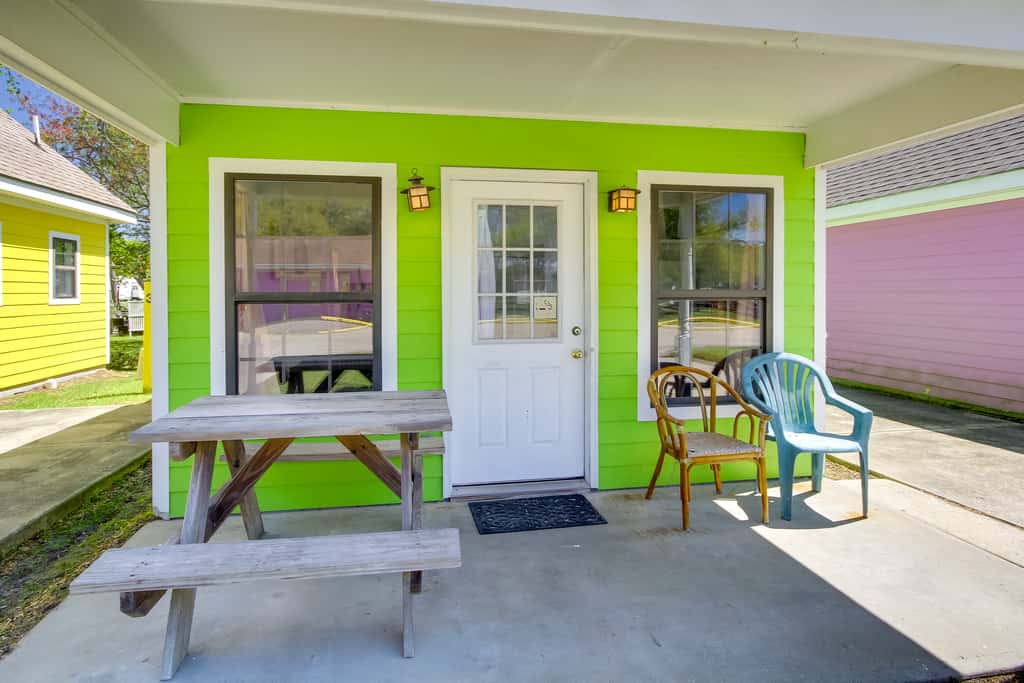 Charming Biloxi Studio w/ Community Pool & Lake!