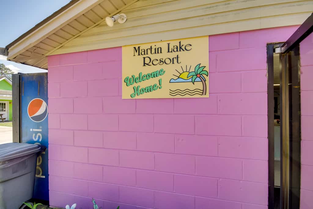 Charming Biloxi Studio w/ Community Pool & Lake!