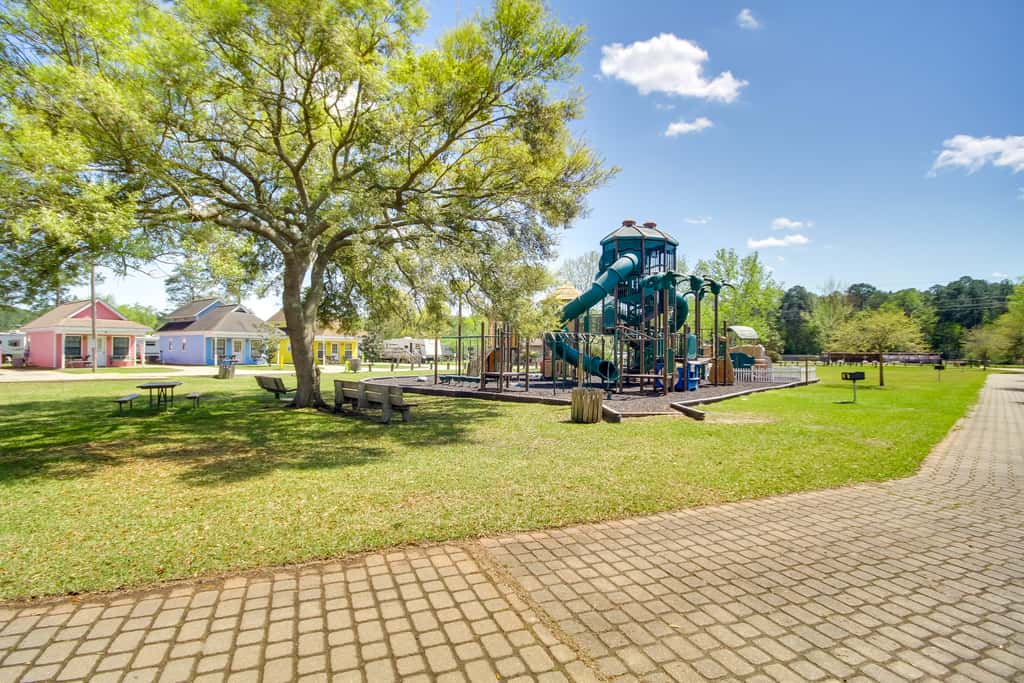 Charming Biloxi Studio w/ Community Pool & Lake!