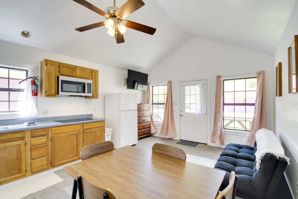 Charming Biloxi Studio w/ Community Pool & Lake!