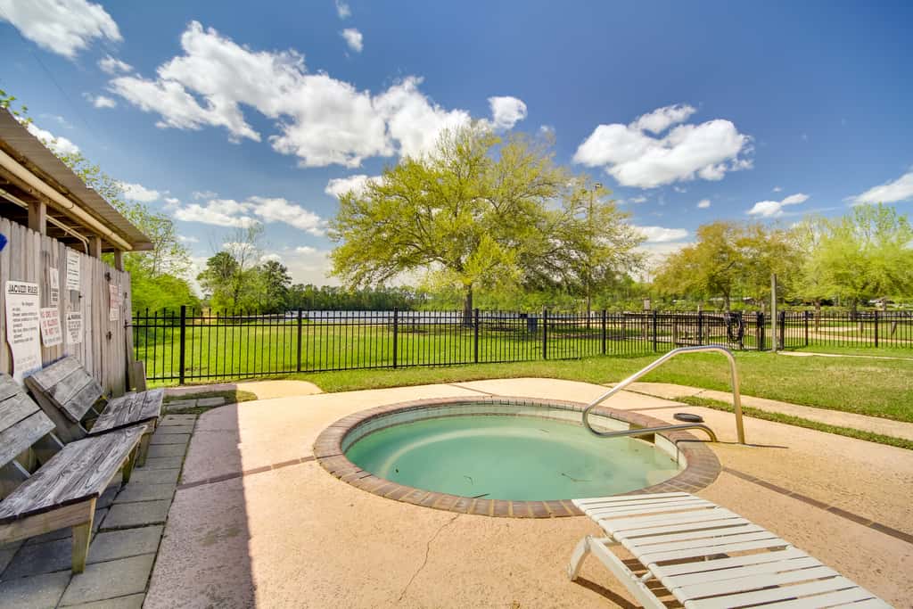 Charming Biloxi Studio w/ Community Pool & Lake!