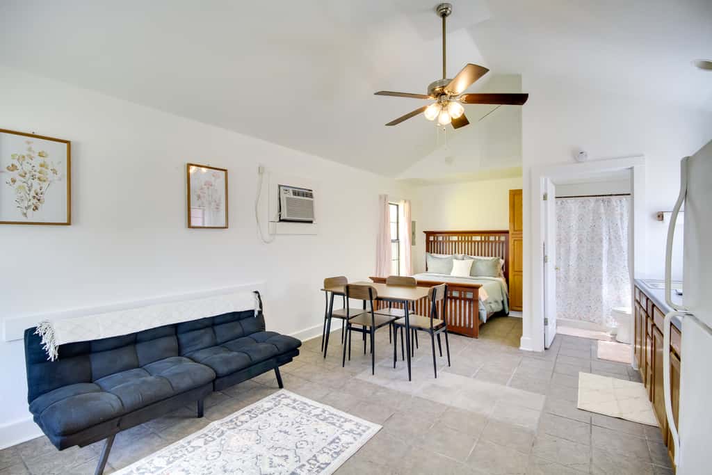 Charming Biloxi Studio w/ Community Pool & Lake!