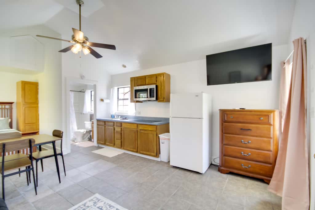 Charming Biloxi Studio w/ Community Pool & Lake!