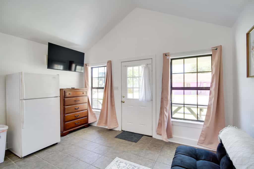 Charming Biloxi Studio w/ Community Pool & Lake!