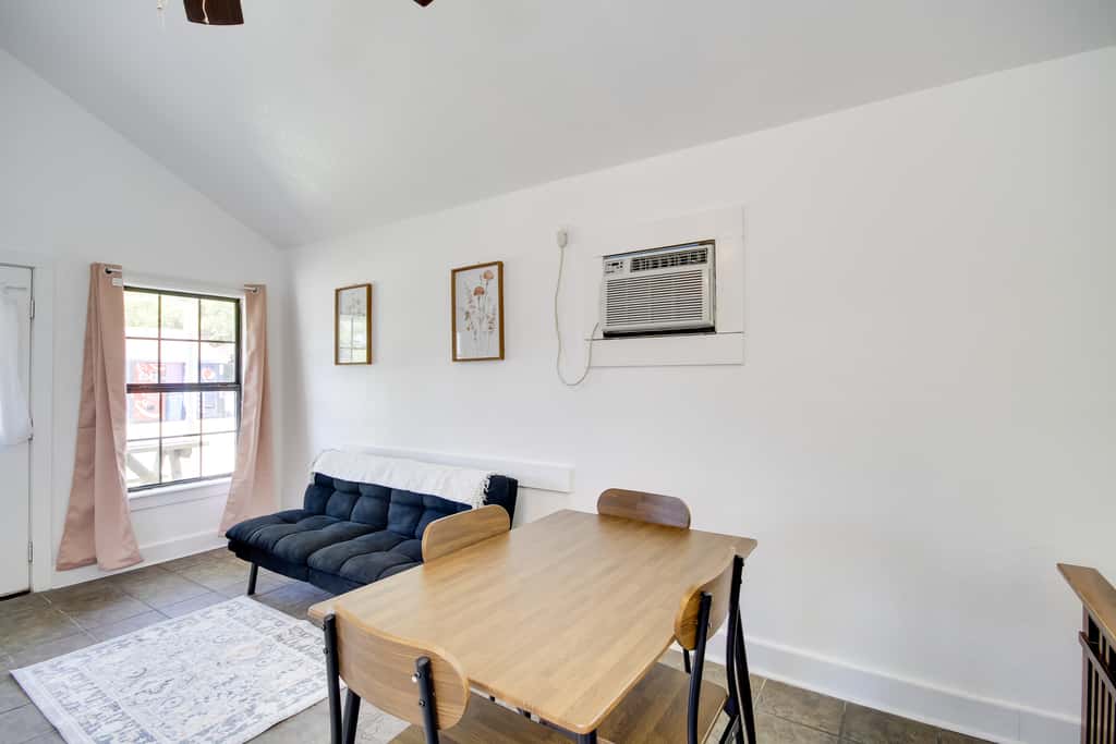 Charming Biloxi Studio w/ Community Pool & Lake!
