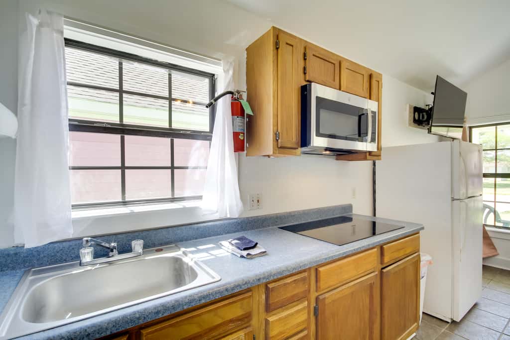 Charming Biloxi Studio w/ Community Pool & Lake!