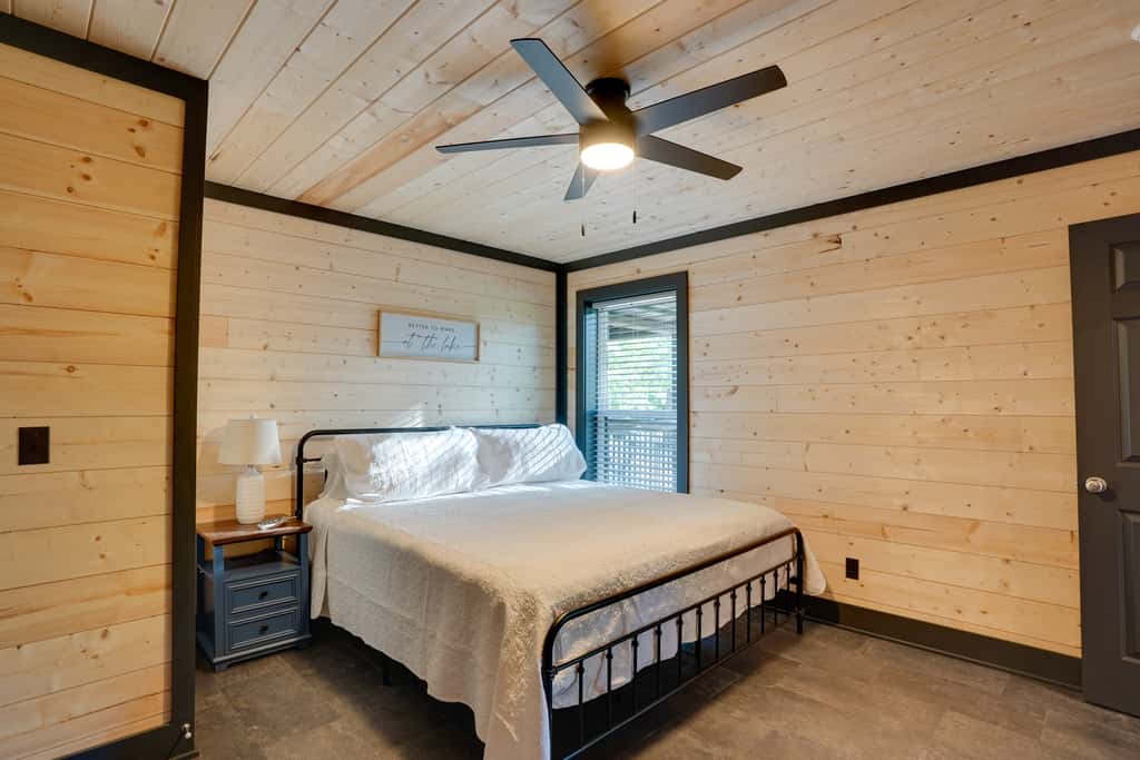 Walk to Kentucky Lake! Pet-Friendly Murray Duplex