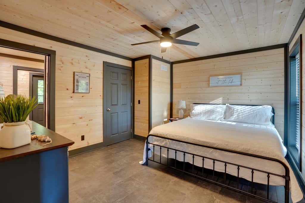 Walk to Kentucky Lake! Pet-Friendly Murray Duplex
