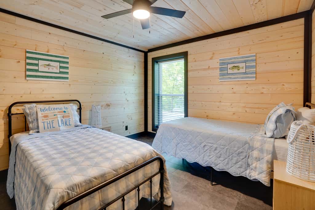 Walk to Kentucky Lake! Pet-Friendly Murray Duplex