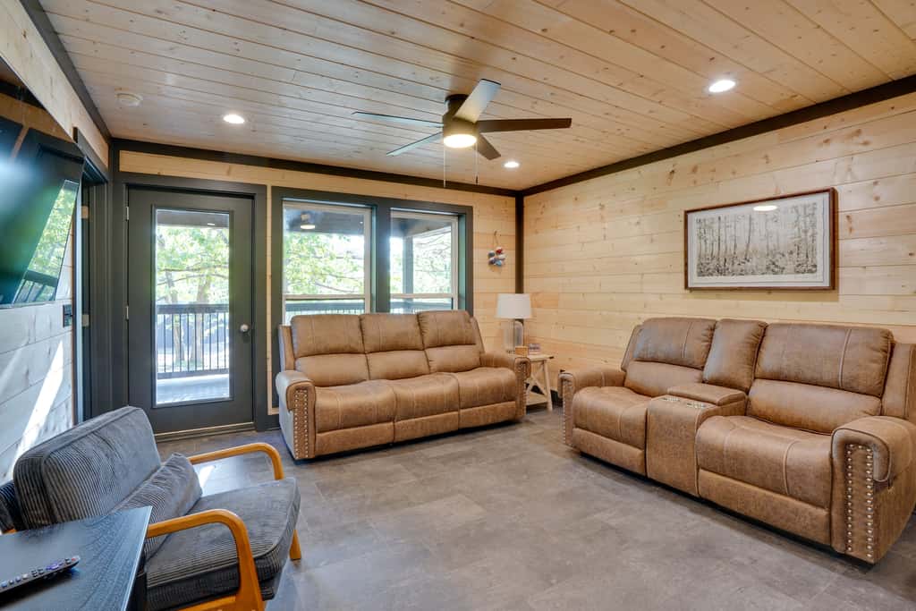 Walk to Kentucky Lake! Pet-Friendly Murray Duplex