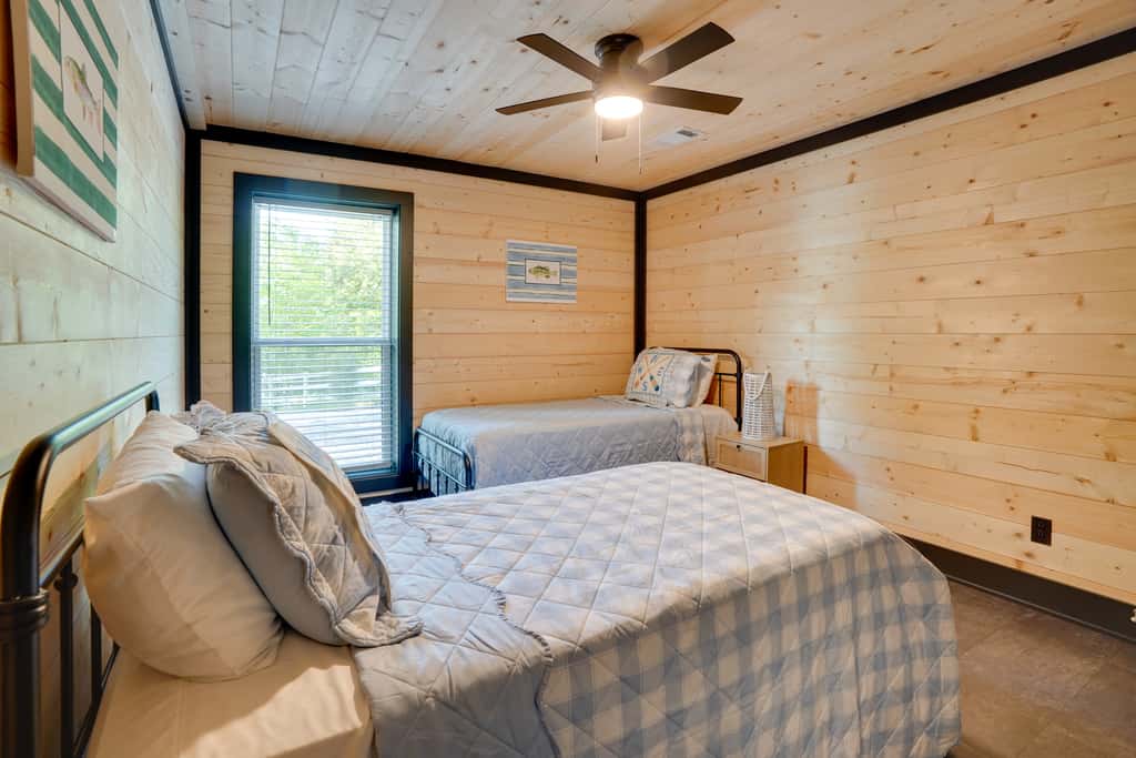 Walk to Kentucky Lake! Pet-Friendly Murray Duplex