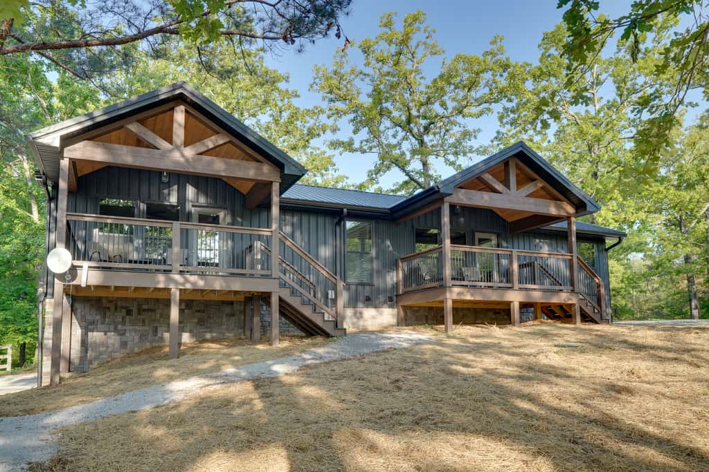 Walk to Kentucky Lake! Pet-Friendly Murray Duplex