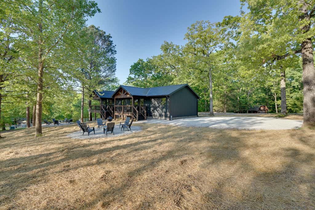 Walk to Kentucky Lake! Pet-Friendly Murray Duplex
