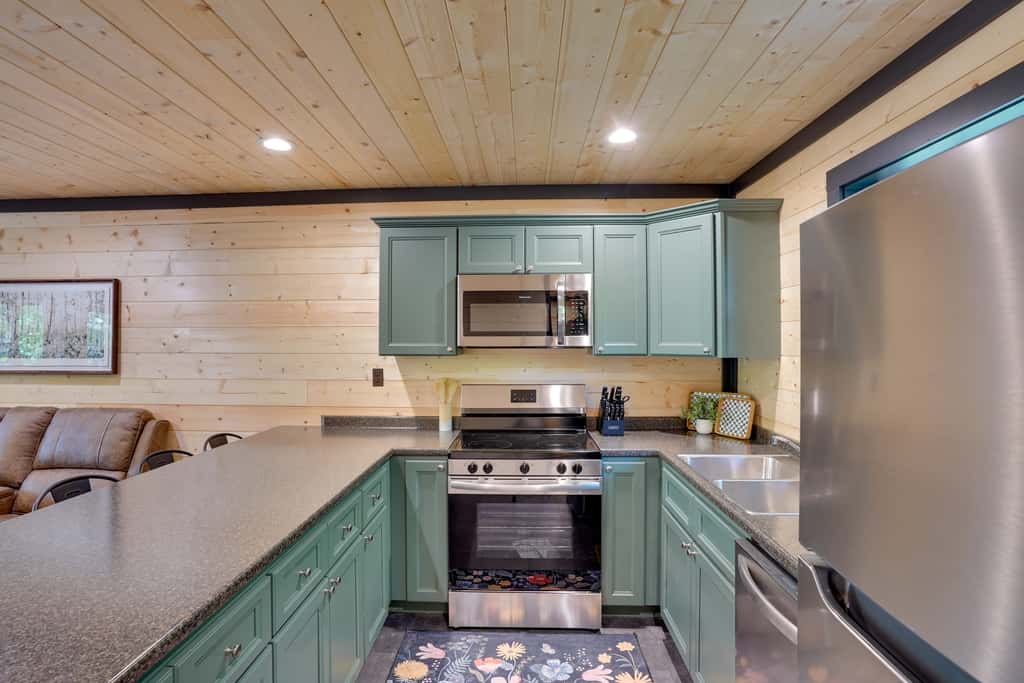Walk to Kentucky Lake! Pet-Friendly Murray Duplex