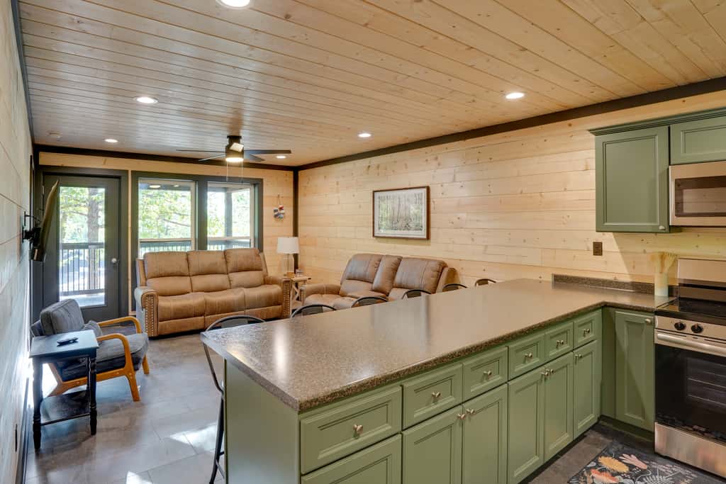Walk to Kentucky Lake! Pet-Friendly Murray Duplex