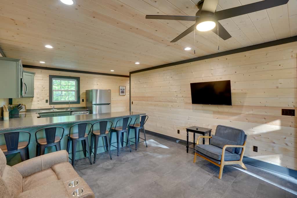 Walk to Kentucky Lake! Pet-Friendly Murray Duplex