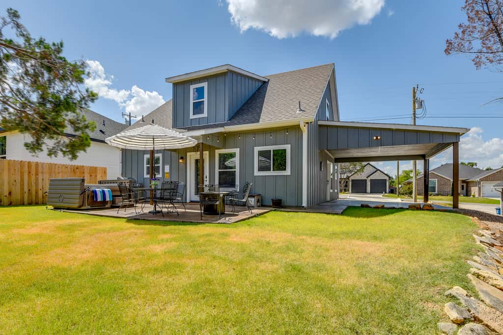 Hot Tub & Fire Pit! Cozy Granbury Escape Near Lake