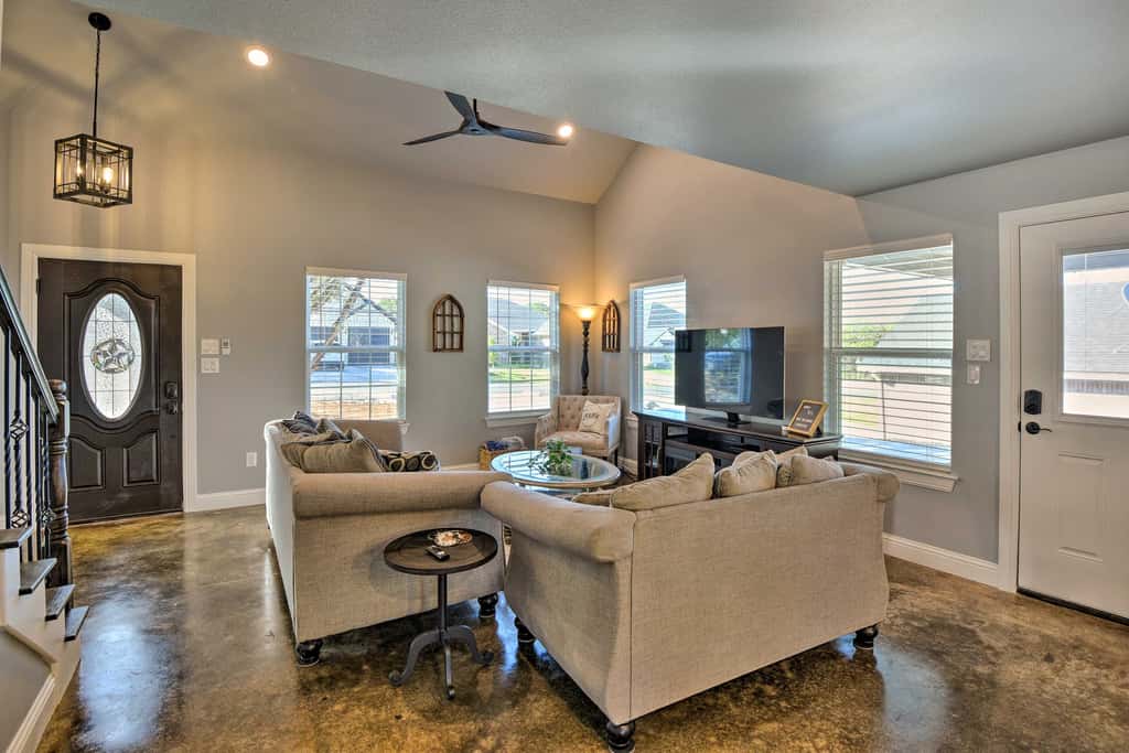 Hot Tub & Fire Pit! Cozy Granbury Escape Near Lake