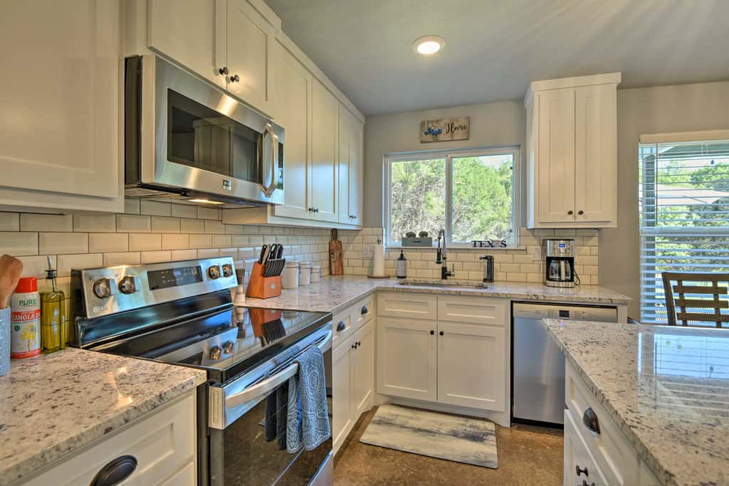 Hot Tub & Fire Pit! Cozy Granbury Escape Near Lake