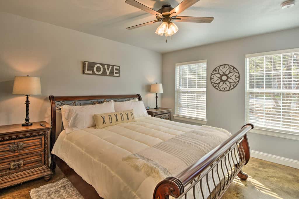 Hot Tub & Fire Pit! Cozy Granbury Escape Near Lake