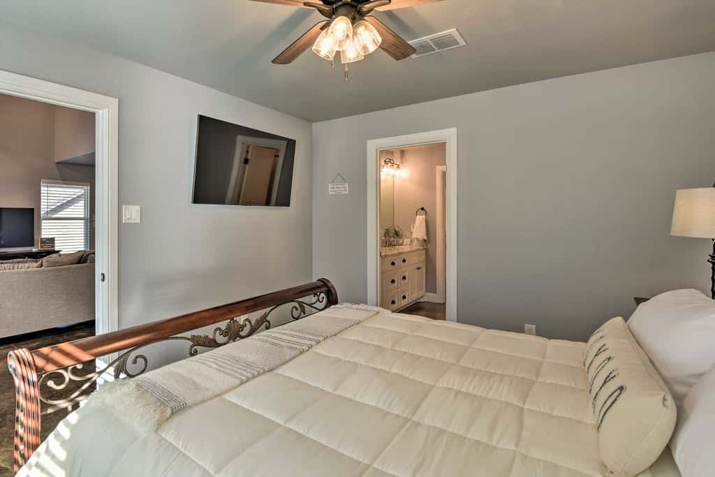 Hot Tub & Fire Pit! Cozy Granbury Escape Near Lake