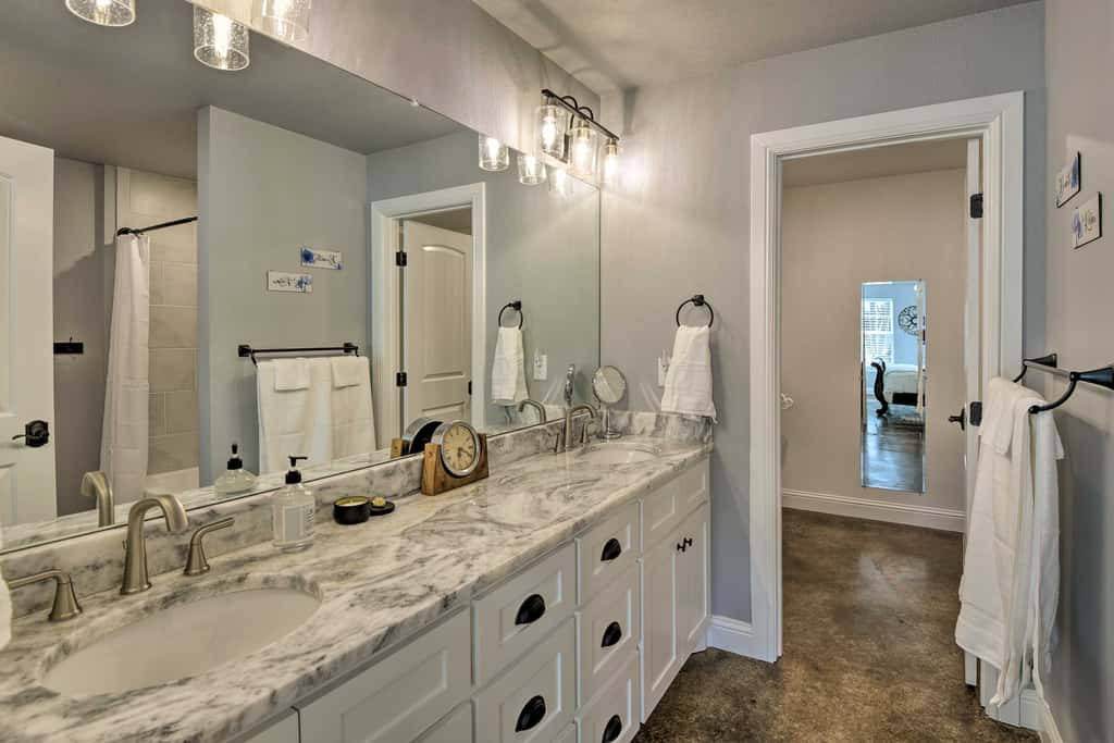 Hot Tub & Fire Pit! Cozy Granbury Escape Near Lake