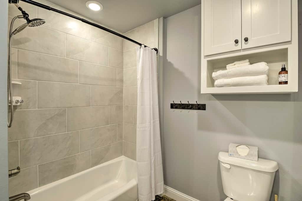 Hot Tub & Fire Pit! Cozy Granbury Escape Near Lake