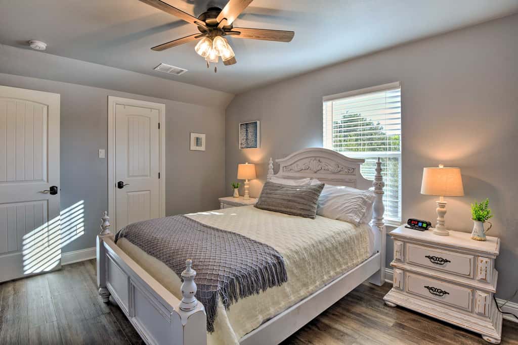 Hot Tub & Fire Pit! Cozy Granbury Escape Near Lake
