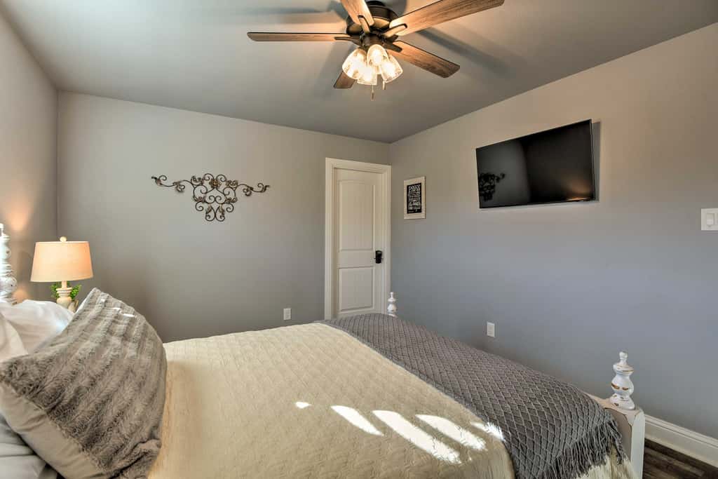 Hot Tub & Fire Pit! Cozy Granbury Escape Near Lake
