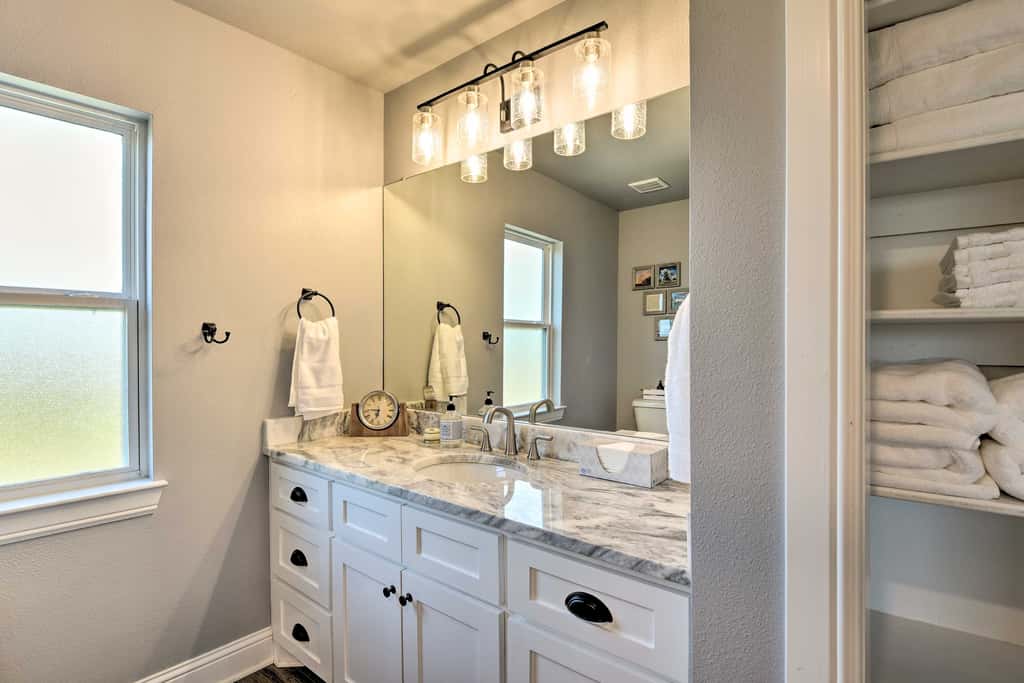 Hot Tub & Fire Pit! Cozy Granbury Escape Near Lake