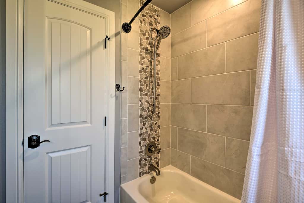 Hot Tub & Fire Pit! Cozy Granbury Escape Near Lake