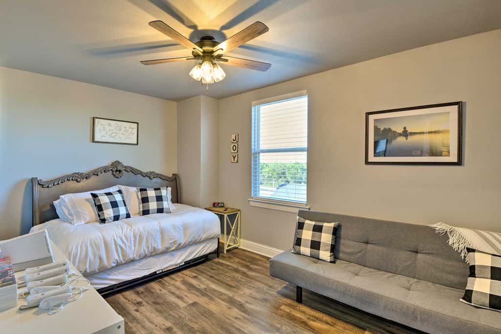 Hot Tub & Fire Pit! Cozy Granbury Escape Near Lake