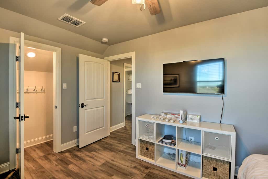 Hot Tub & Fire Pit! Cozy Granbury Escape Near Lake