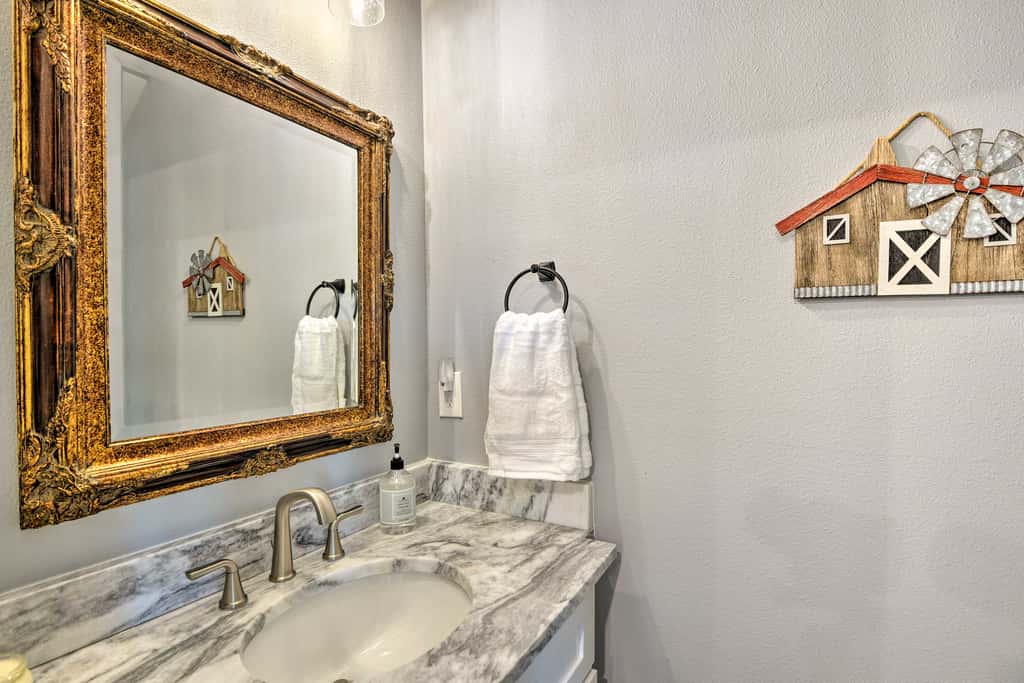 Hot Tub & Fire Pit! Cozy Granbury Escape Near Lake